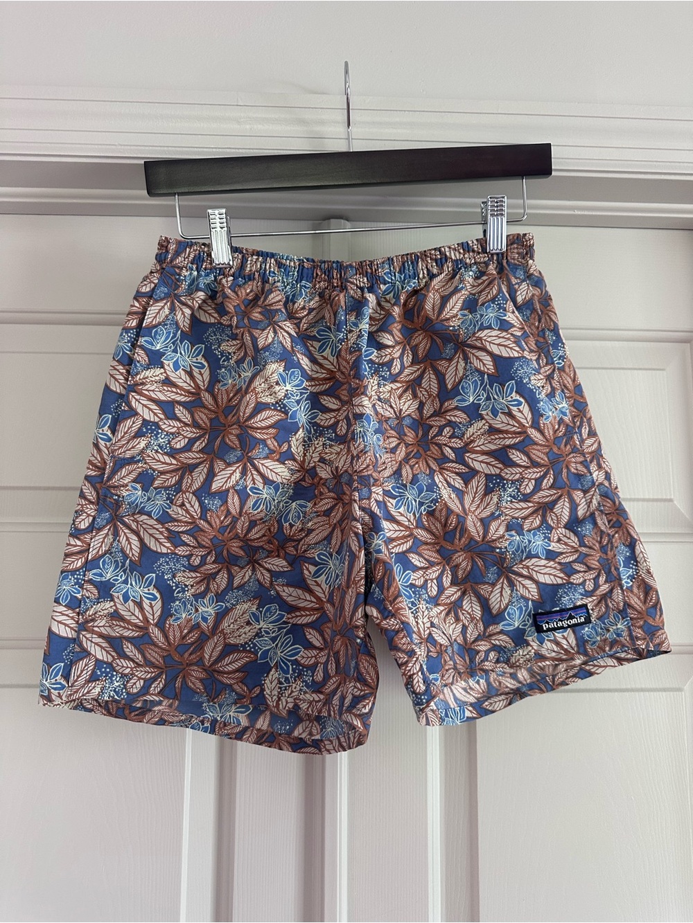 XS Men’s Patagonia 5” Baggies in blue tropical print